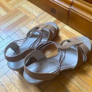 Brand New Women’s comfortable leather strappy sandals 7.5